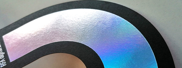 ホログラム銀箔は光の角度によって光沢色が変わります